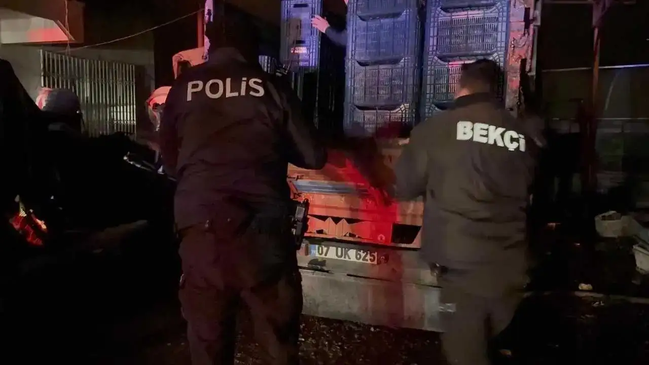 Gazipaşa’da Park Halindeki Kamyonet Küle Döndü 3